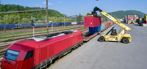 Kontajnerový nákladný vlak v prekladiskovom termináli